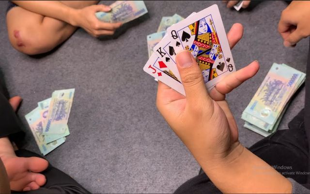 Dùng khéo léo ngón út và ngón cái chia liêng